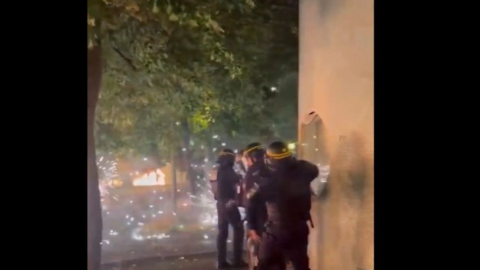 PROTESTE violente în Franța: starea de urgență, tot mai aproape - Un adolescent de 17 ani a fost ucis de un polițist