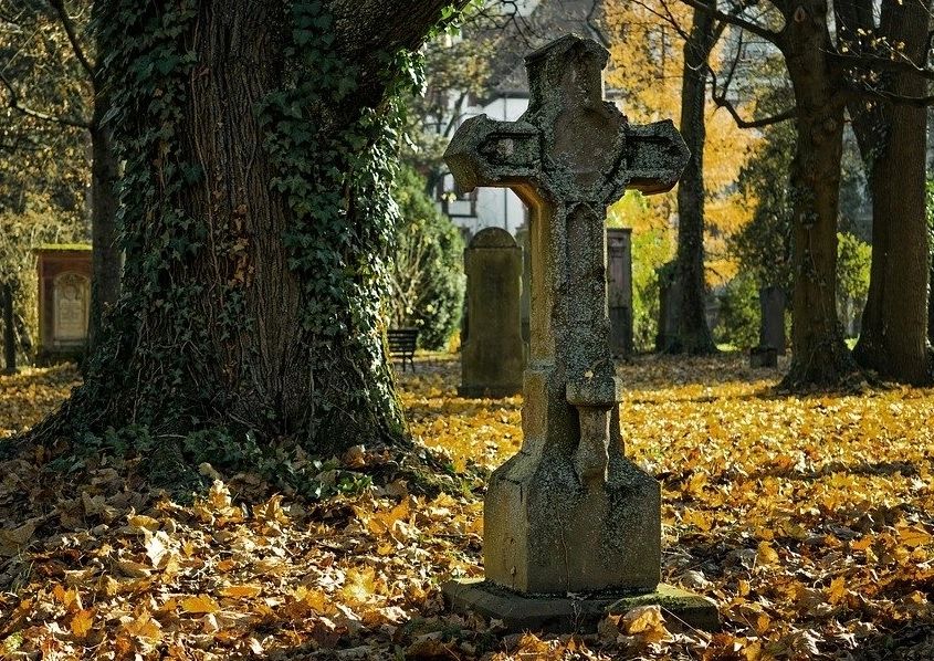 Doi foşti directori de la Compania Cimitire Bucureşti, în vizorul procurorilor. Oamenii legii îi acuză că şi-au dat ilegal salarii compensatorii