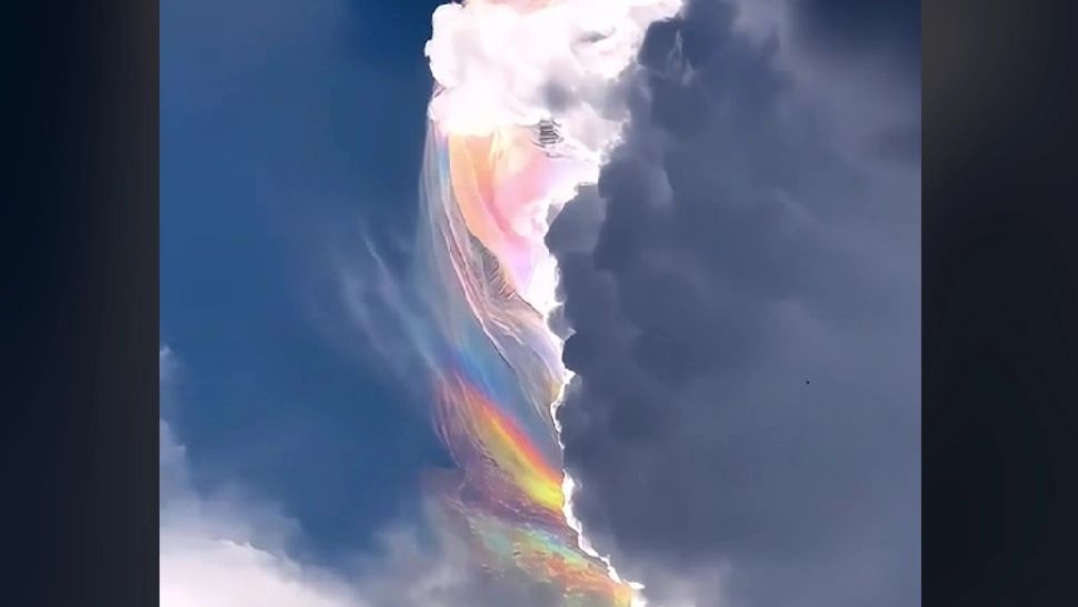 Curcubeul de foc a apărut pe cer! Fenomenul meteo este unul extrem de rar