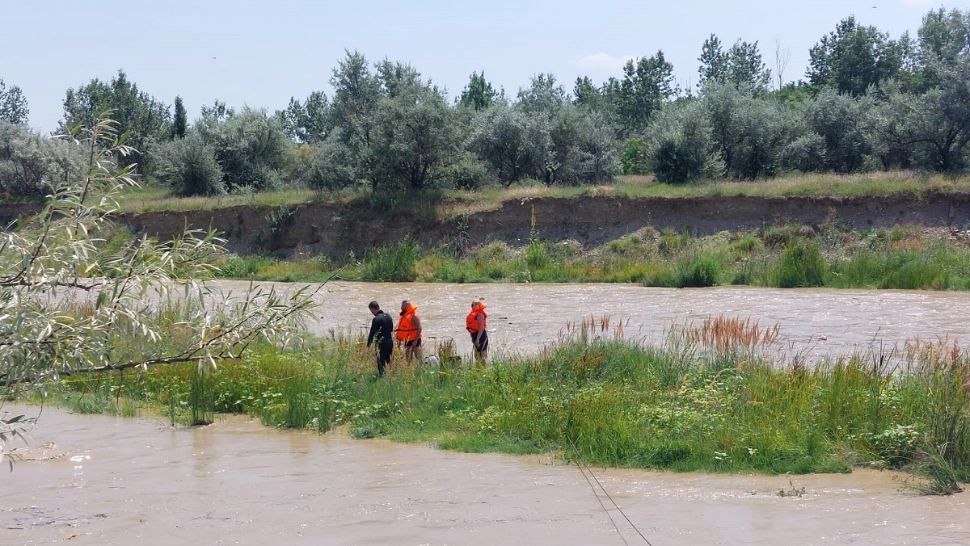 Prahova - Două persoane au ieșit să facă plajă dar le-a prins codul galben pe o "insulă" din albia râului Teleajen