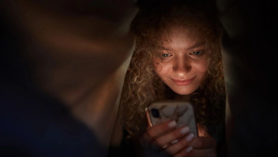 Ce se întâmplă dacă stai tot timpul în lumină artificială. Avertisment pentru cei care nu se dezlipesc de ecranul telefoanelor sau tabletelor