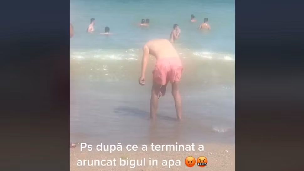Un bărbat s-a epilat pe picioare pe malul mării. VIDEO cu siesta cosmetică în văzul lumii, pe plaja de la Costinești
