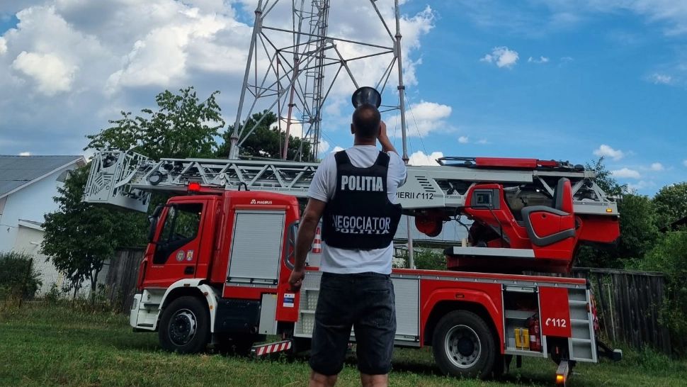 O persoană amenința că se sinucide și se aruncă în gol de pe un stâlp de 50 m - Pompierii au intervenit de urgență