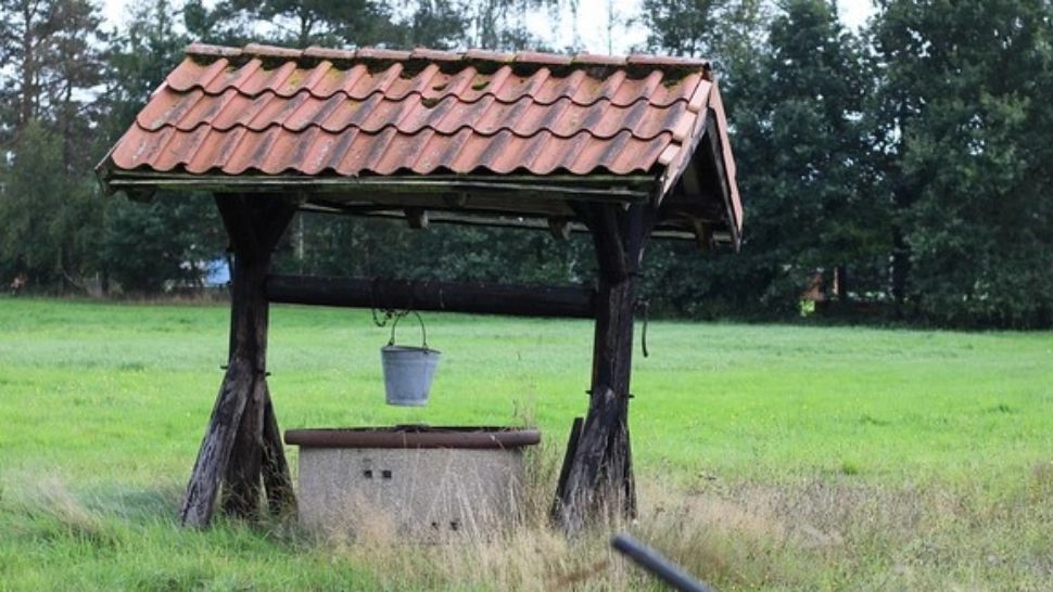 Femeie de 72 de ani salvată de pompieri după ce a căzut într-o fântână de 20 de metri, în Dolj