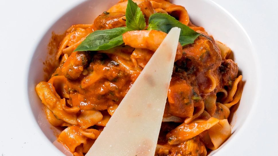 Tagliatelle cu sos de roşii şi ciuperci. Rețeta ușor de preparat, potrivită pentru serile lungi de vară