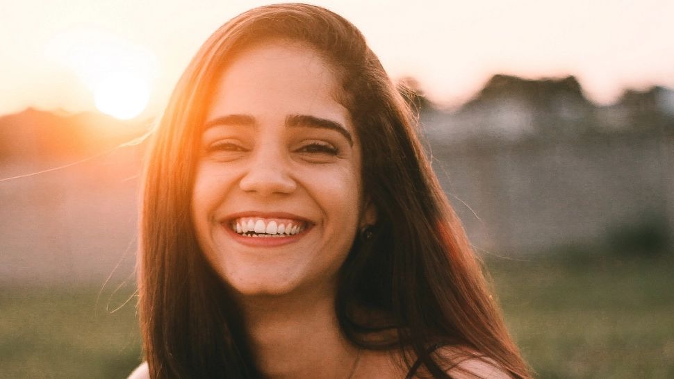 Fericiți fără iubire? Cercetările au identificat care este, de fapt, sentimentul care aduce fericirea oamenilor, și nu este dragostea