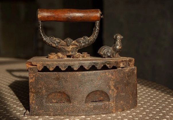 Cât a ajuns să coste astăzi un fier de călcat cu cărbuni. Te poți îmbogăți peste noapte