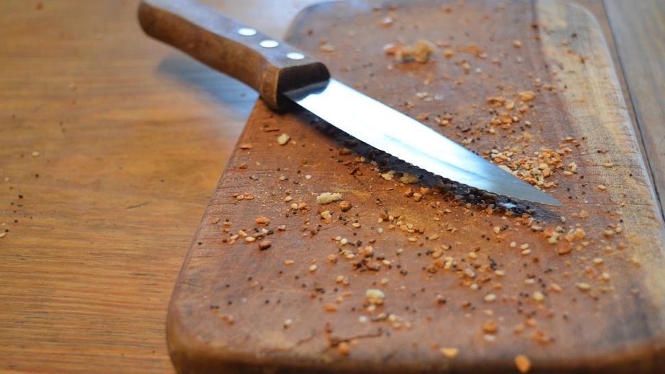 Cum se curăță corect tocătorul de lemn - Dacă nu faci asta corect riști adevărate probleme de sănătate