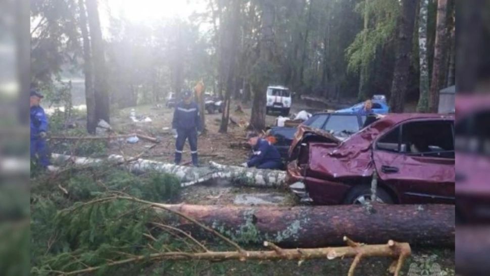 O furtună puternică a făcut prăpăd în Rusia. Zece oameni, printre care și trei copii, au MURIT