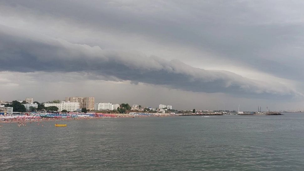 VIDEO - Furtună devastatoare pe litoral - imagini surprinse de turiști la malul mării. Cod portocaliu de fenomene extreme în Constanța