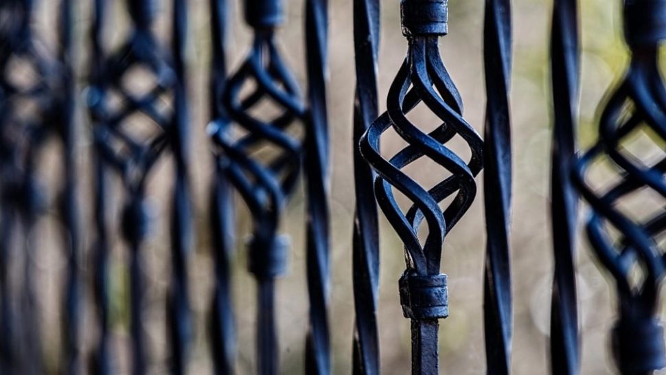 Pensiune transformată în azil, în Târgu Mureș: bătrânii aruncau pe stradă bilete pe care scria "AJUTOR"