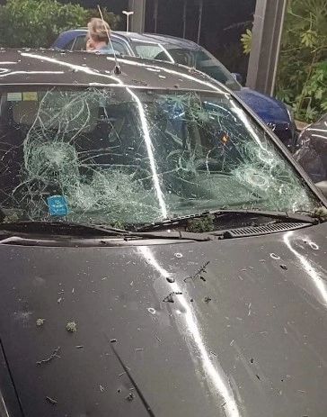 Cum ne ferim mașina de grindină. Iată 6 metode practice