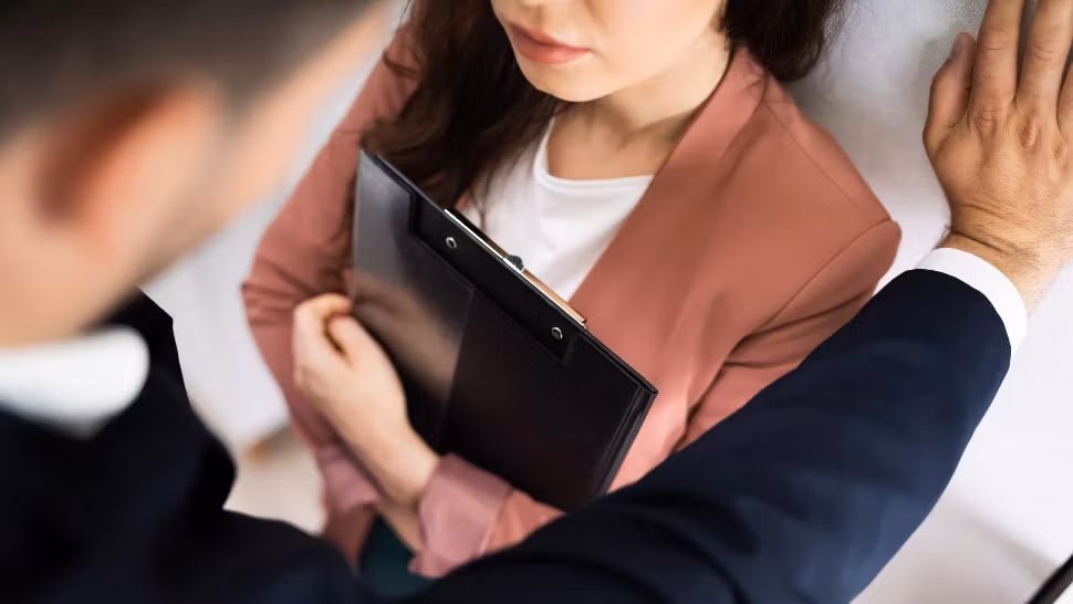 Scandal conjugal la nivel înalt: Fost ofițer DNA, acuzat de hărțuire de fosta soție, consilieră în cadrul Guvernului