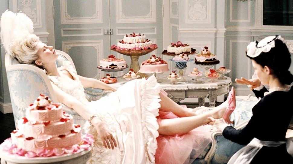 Chiar a spus Maria Antoaneta "să mănânce cozonac", dacă n-au pâine?