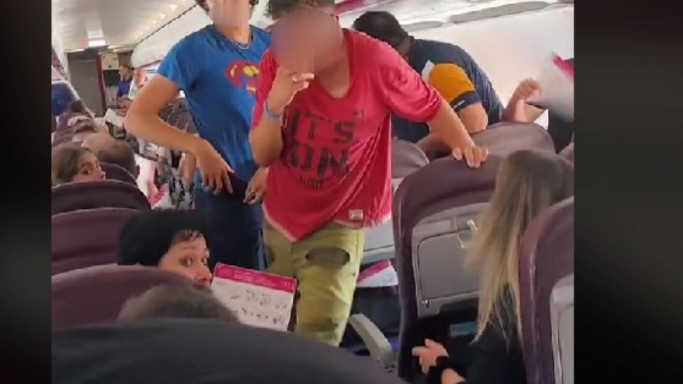 Căldură sufocantă într-o aeronavă București-Roma: unui adolescent i s-a făcut rău. Cum au reacționat pasagerii - FOTO&VIDEO