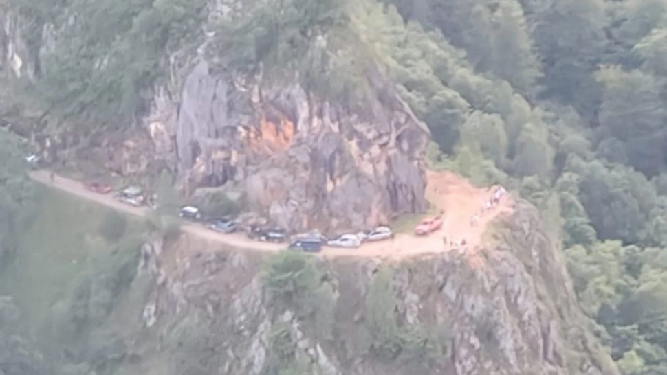 Zeci de maşini, blocate în zona Câmpul lui Neag, după o VIITURĂ. Imaginile dezastrului, din elicopter - VIDEO