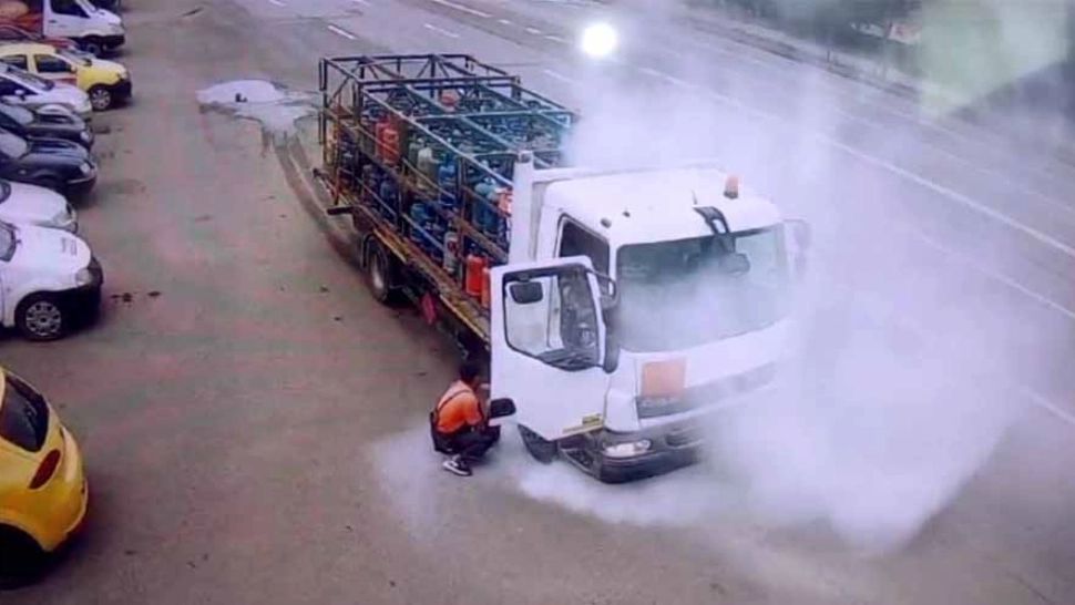 La un pas de catastrofă! Un camion plin cu butelii a luat foc pe un bulevard din Iași