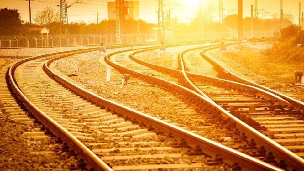 CFR anunță RESTRICȚII din cauza caniculei: Cât de mult vor întârzia trenurile în România - Viteza, redusă cu cel puțin 30-60 de km pe oră