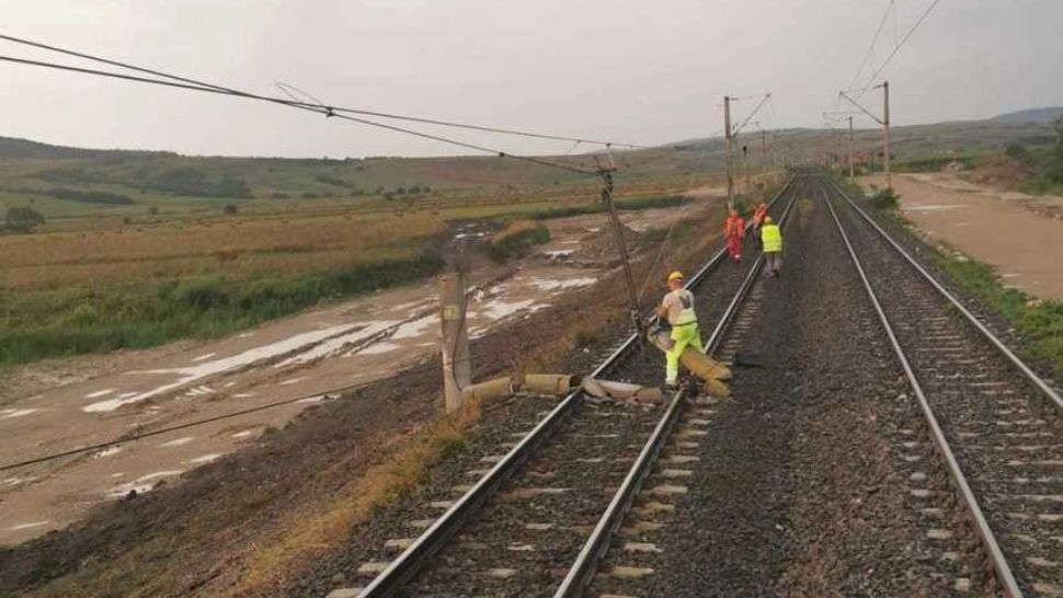 Vremea rea provoacă noi întârzieri uriașe ale trenurilor - Lista garniturilor cu mari probleme