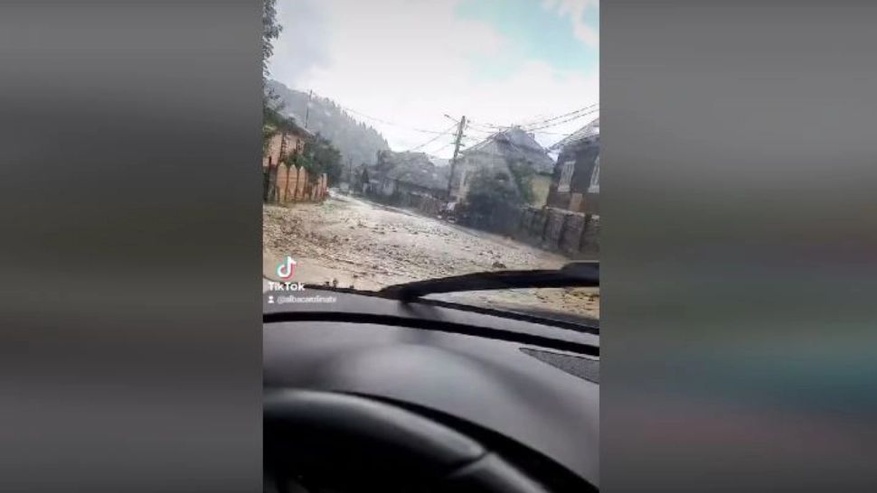 Vremea extremă face prăpăd în țară - Oamenii sunt disperați, gospodării inundate și culturi distruse - Alertă maximă