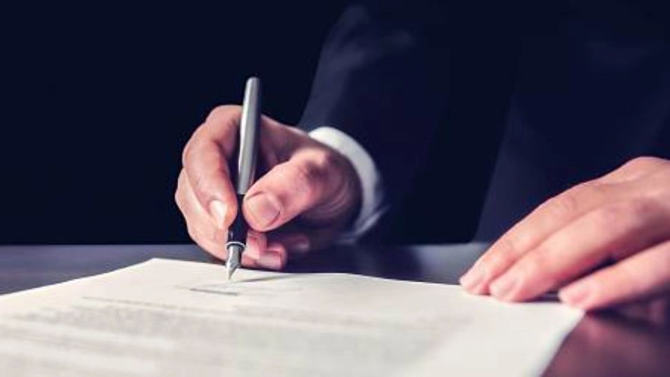 De ce se cere inițiala tatălui în actele oficiale. Detaliul neștiut care face diferența