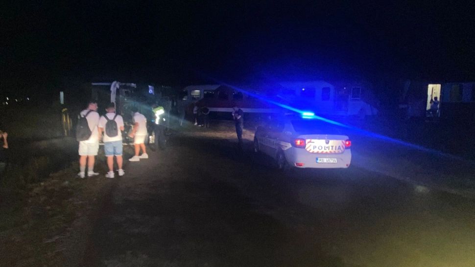 Accident feroviar grav în județul Iași. Un tren a lovit în plin un camion - FOTO