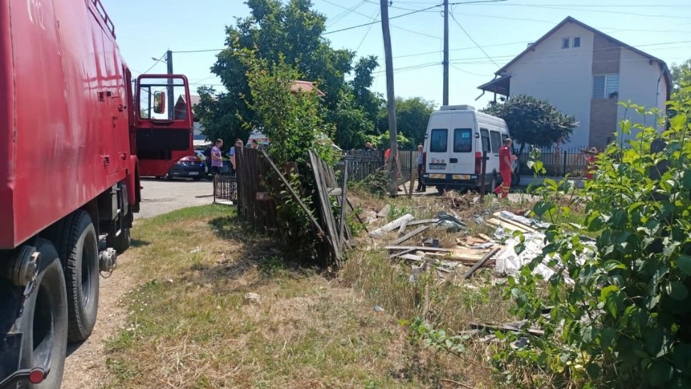 Microbuz cu călători, impact devastator cu un stâlp: 3 victime, după ce șoferului i s-a făcut rău la volan