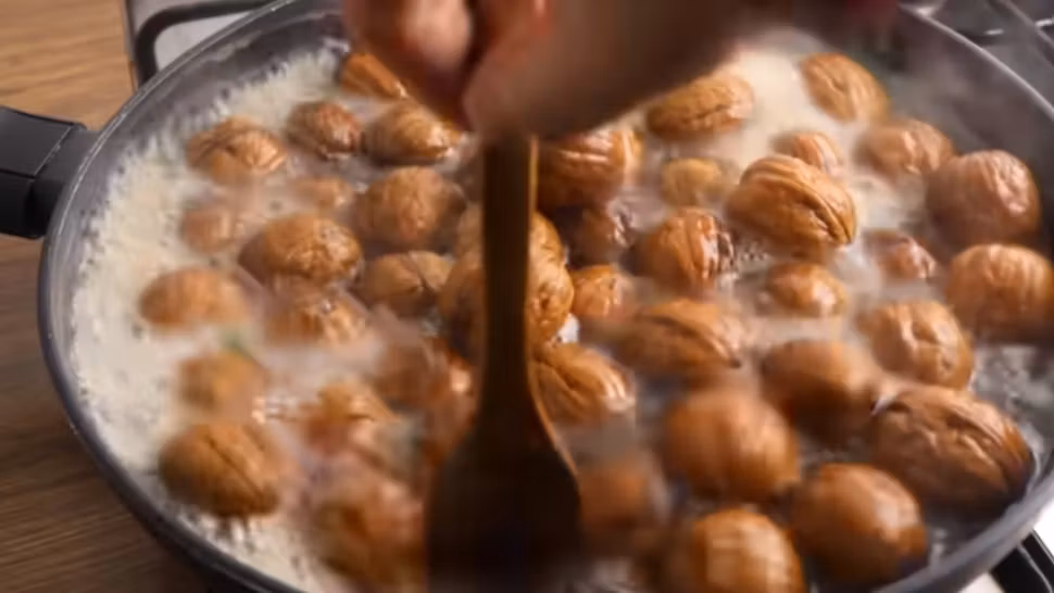 Metoda simplă și ingenioasă de a scoate miezul din nuci. Cojile se vor desprinde cu ușurință