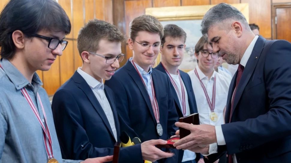 Olimpicii internaționali la matematică și fizică, primiți de premierul Marcel Ciolacu