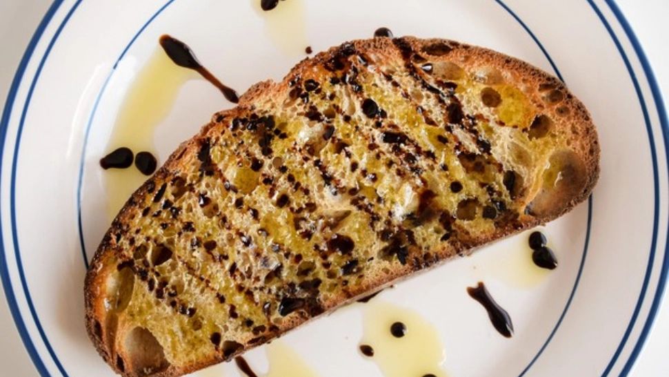 A turnat oțet pe pâinea prăjită, în fiecare dimineață. Rezultatul, cu adevărat incredibil!