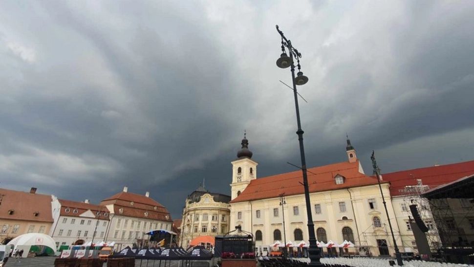 Matiz luat de vânt de pe o stradă din Sibiu, după o furtună puternică. Incredibil unde a ajuns mașina! - FOTO