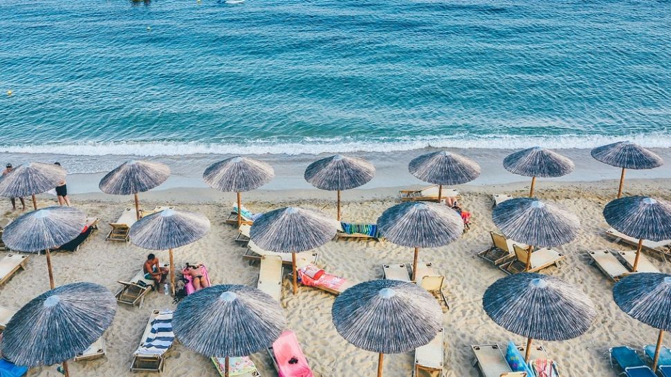 Cum sunt turiștii arși la buzunar: 225 de euro pentru două șezlonguri, pe plajă în Italia. "O secundă, să-mi adun falca de pe jos"