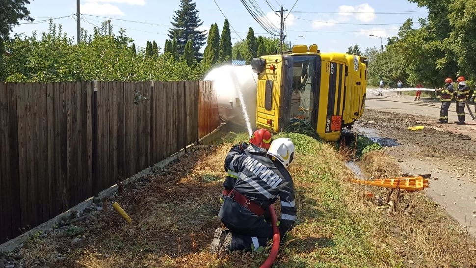 Accident grav în Ploiești - O autocisternă care transporta combustibil s-a răsturnat - Scurgeri de motorină