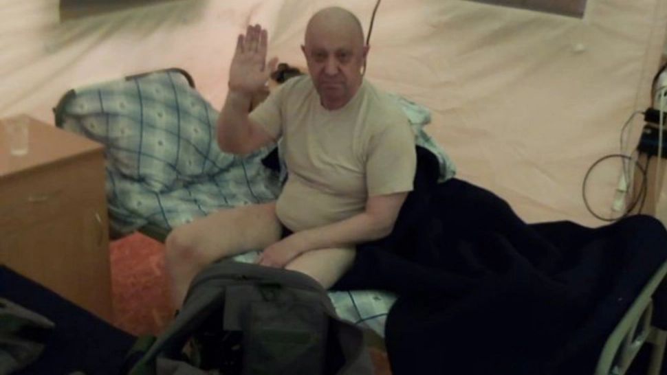 Prima apariție a lui Prigojin după marea revoltă: în chiloți, pe un pat de campanie