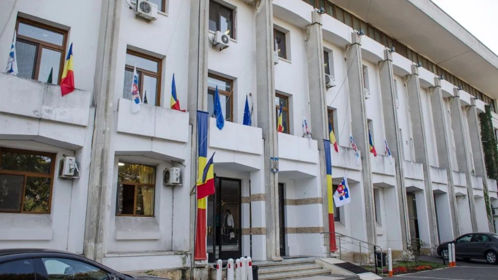 Patronul unui azil de bătrâni a încercat să-și dea foc, în fața primăriei din Constanța