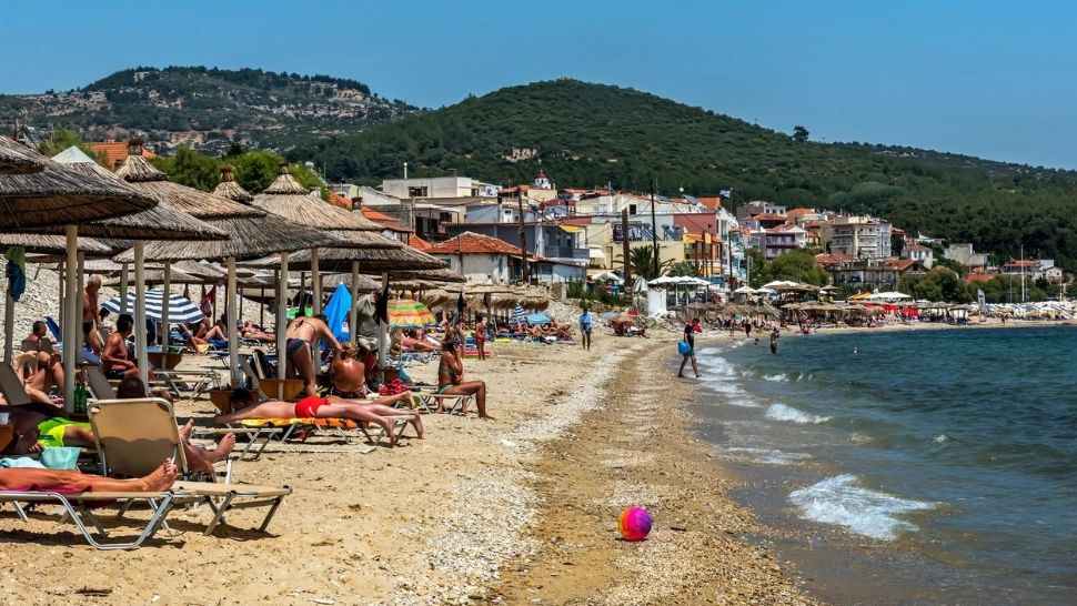 Turiștii care s-au dus să se relaxeze în Thassos au dat de „coji de semințe și manele cât pentru 5 vacanțe”