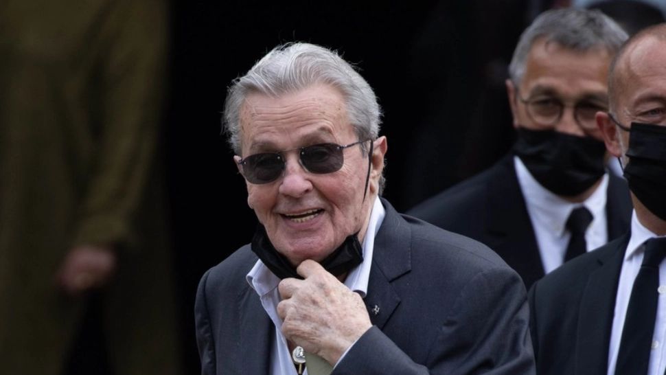 Alain Delon, maltratat de femeia care-l îngrijește. Copiii legendarului actor sunt disperați