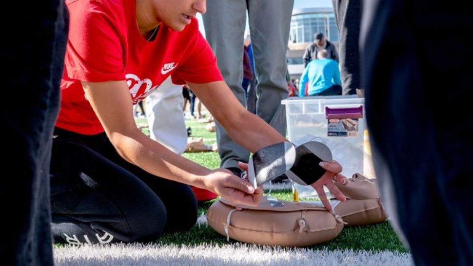  Manevra Heimlich, explicată de un specialist. Poate salva viața în caz de înec cu bol alimentar - VIDEO