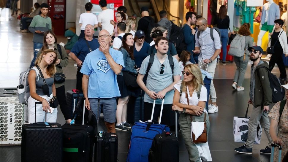 Haos pe aeroporturile din Italia. Sute de români sunt afectați. VEZI ce întârzieri sunt, în timp real