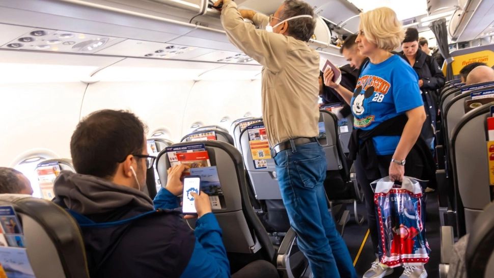 I-au dat jos din avion pentru că era prea greu. Bine că nu i-au pus să-l și împingă