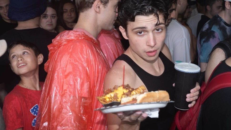 O adolescentă a murit în Grecia, după ce a mâncat un hotdog. Ce ingredient i-a fost fatal?