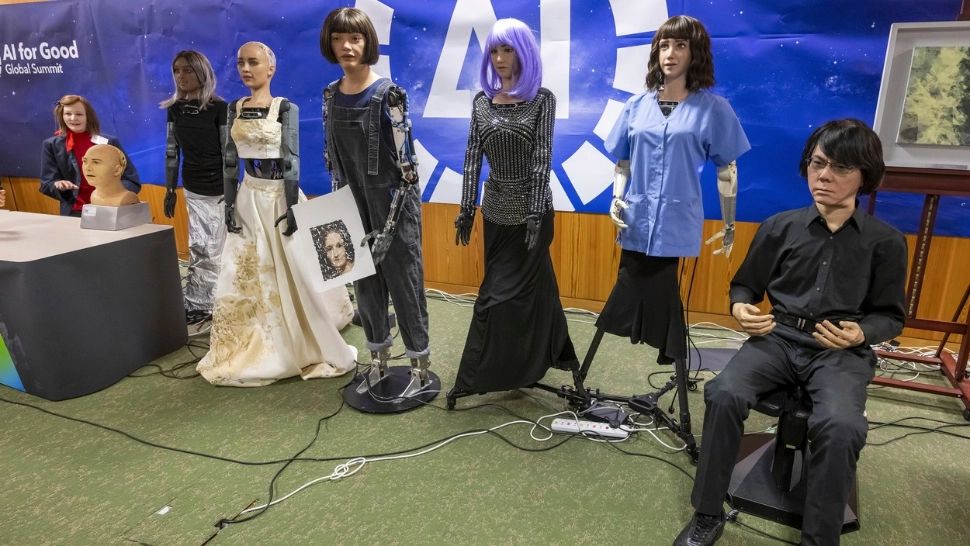 Roboţii nu se mai ascund: Putem conduce lumea mai bine. Conferința de presă care a stârnit fiori