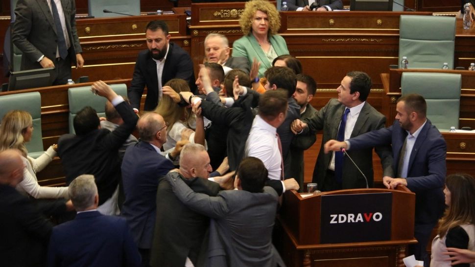 Bătaie în Parlamentul Kosovo: Aleșii și-au împărțit pumni „la liber” și și-au adresat cuvinte grele. VIDEO