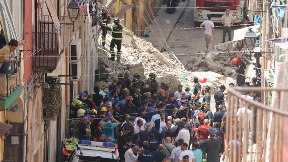 Intervenție contracronometru lângă Napoli. O clădire s-a prăbușit, se caută victime sub ruine - FOTO