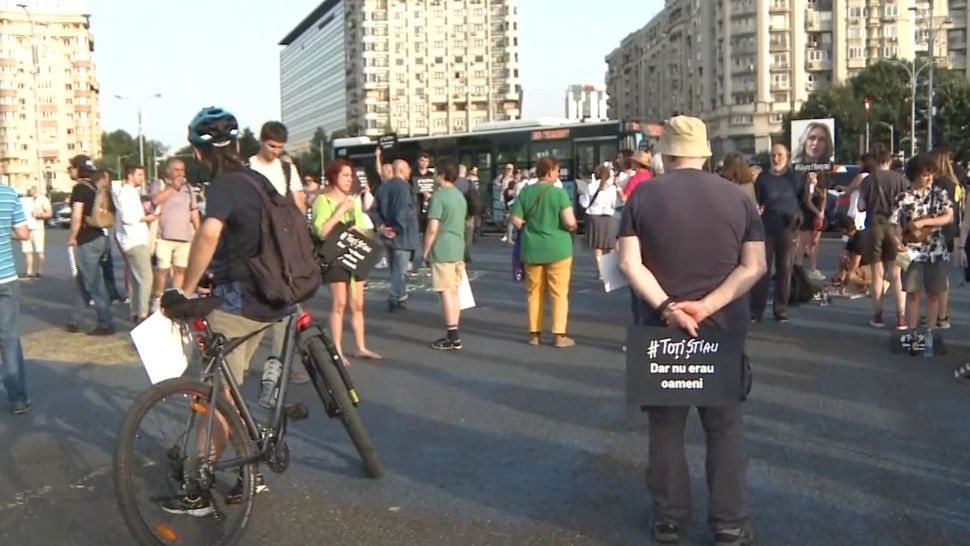 Protest în Capitală - Oamenii îi cer lui Marcel Ciolacu să o demită pe Gabriela Firea: „TOȚI ȘTIAU de ororile din cămine”