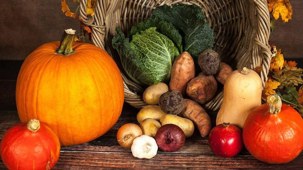 Legumele și fructele pe care nu trebuie să le ții niciodată lângă cartofi. Îi vor altera și le vor scurta durata de valabilitate