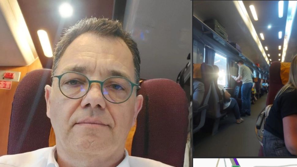 Ministrul Economiei pozează în om de rând. A plecat pe litoral cu trenul, dar s-a făcut că nu vede mizeria din gări  - FOTO