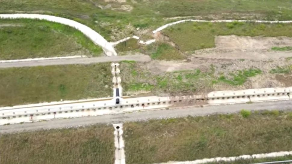 Pământul începe să o ia la vale pe autostrada Sebeș-Turda. VIDEO care arată riscul iminent