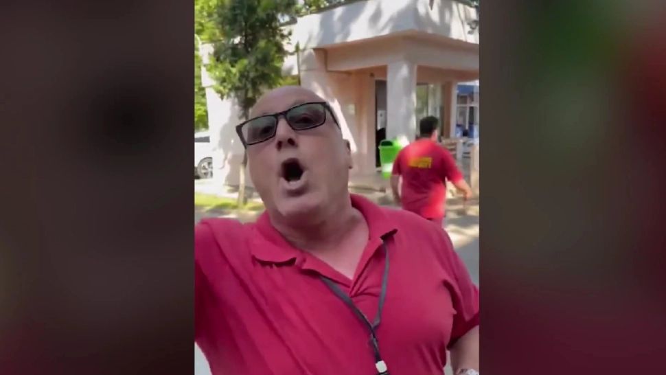 Halucinant: Paznicul de la spitalul din Brăila înjură aparținătorii și pacienții