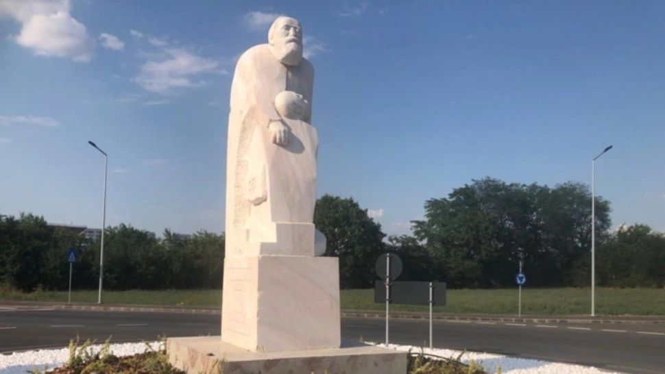 Azilele groazei - Sens giratoriu cu o statuie care reprezintă doi bătrâni, în orașul în care s-au descoperit ororile